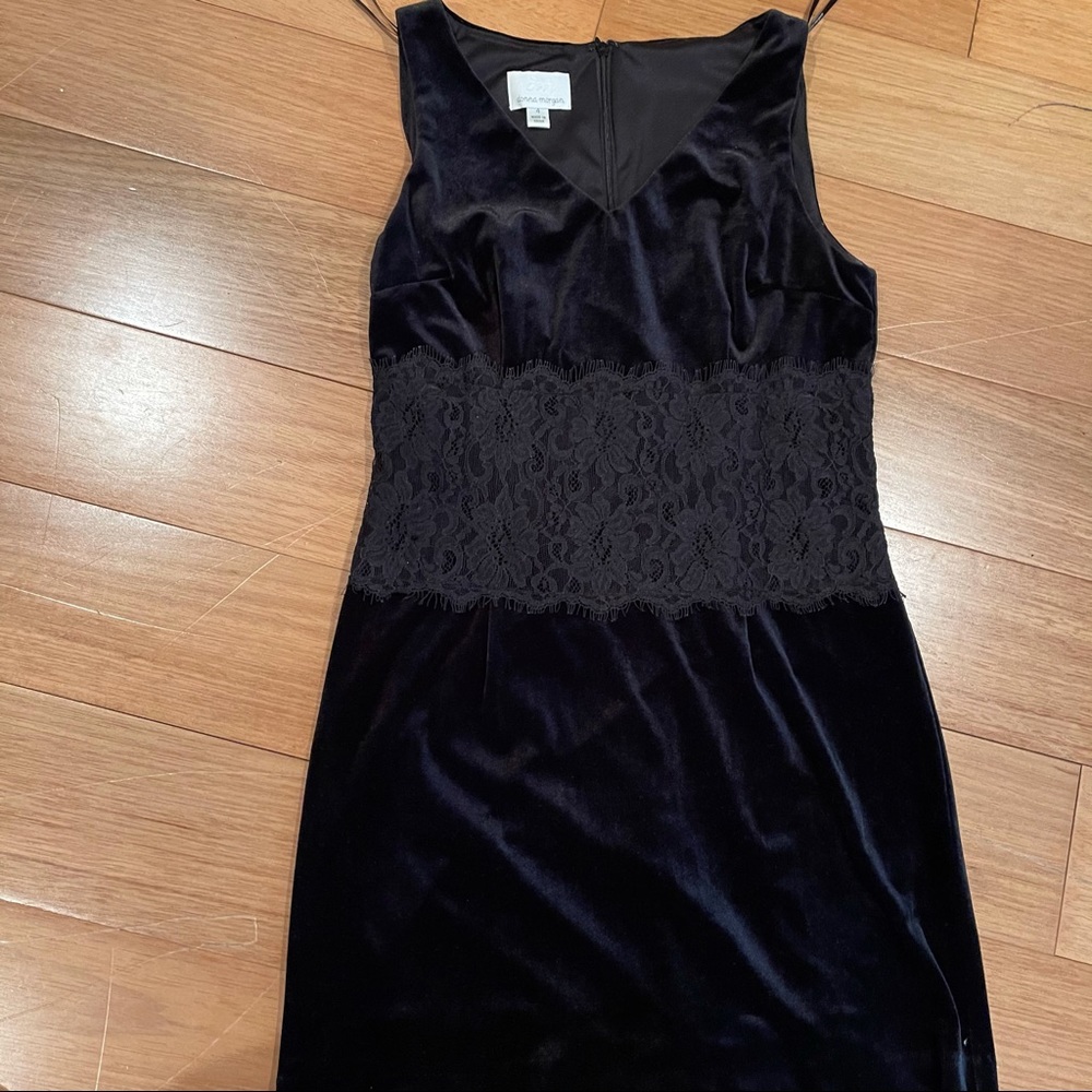 Donna Morgan Black Velvet Lace V Neck Dress size 4